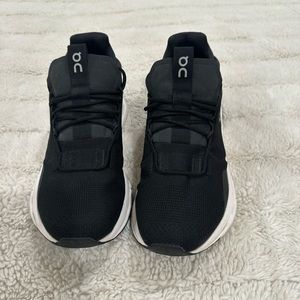 Women’s black cloud novas!! worn once and in great condition